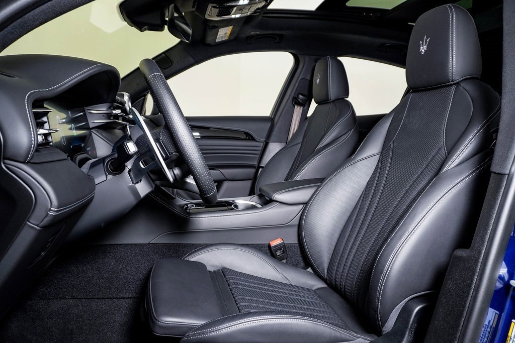 Certified 2025 Maserati Grecale Folgore image 18