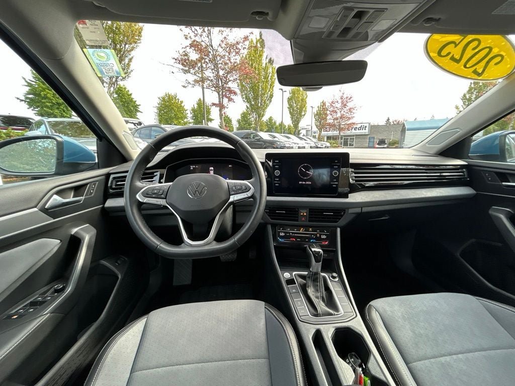 Used 2025 Volkswagen Jetta SE FWD image 17