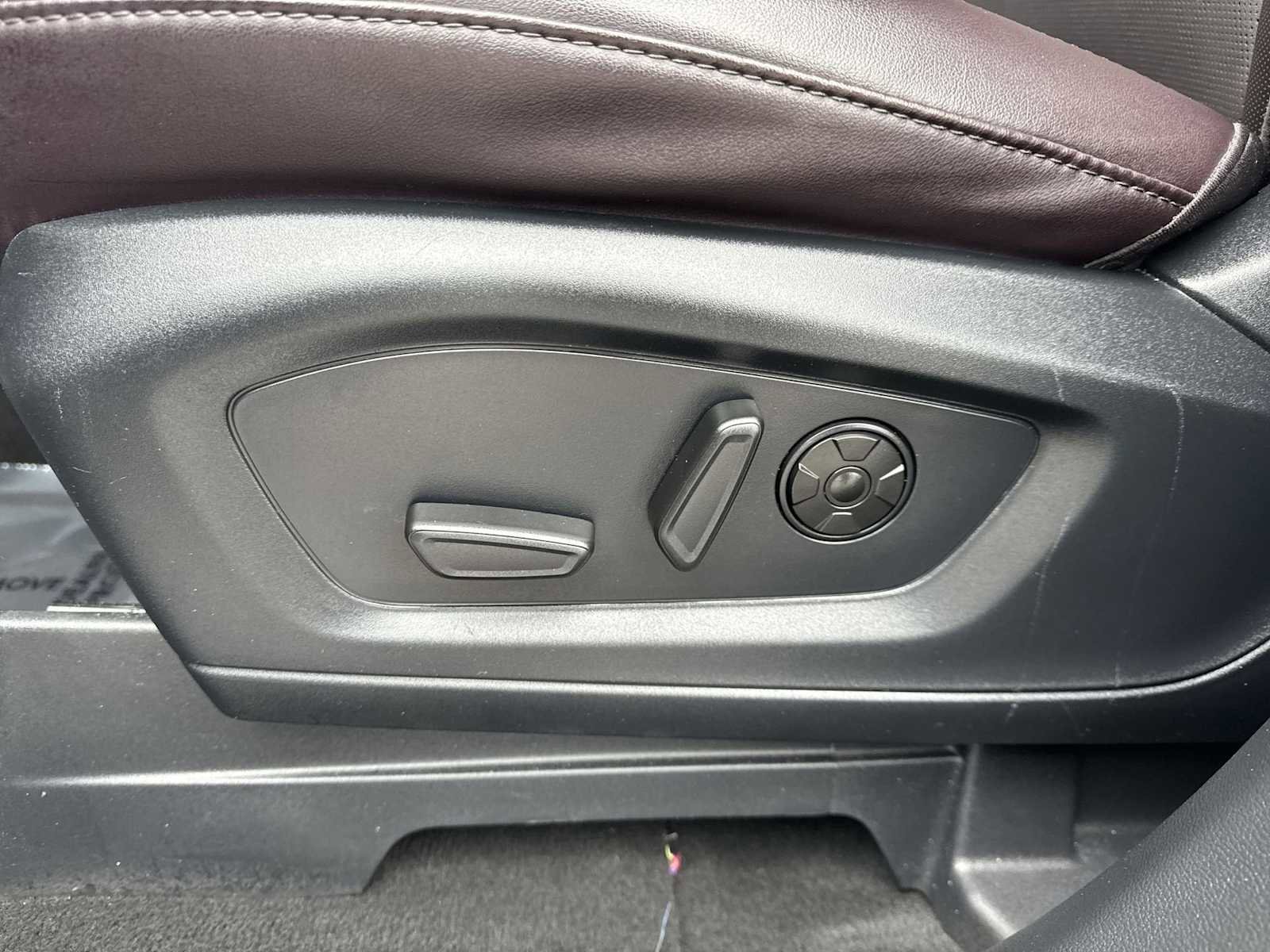 Used 2025 Ford Explorer Platinum RWD image 17