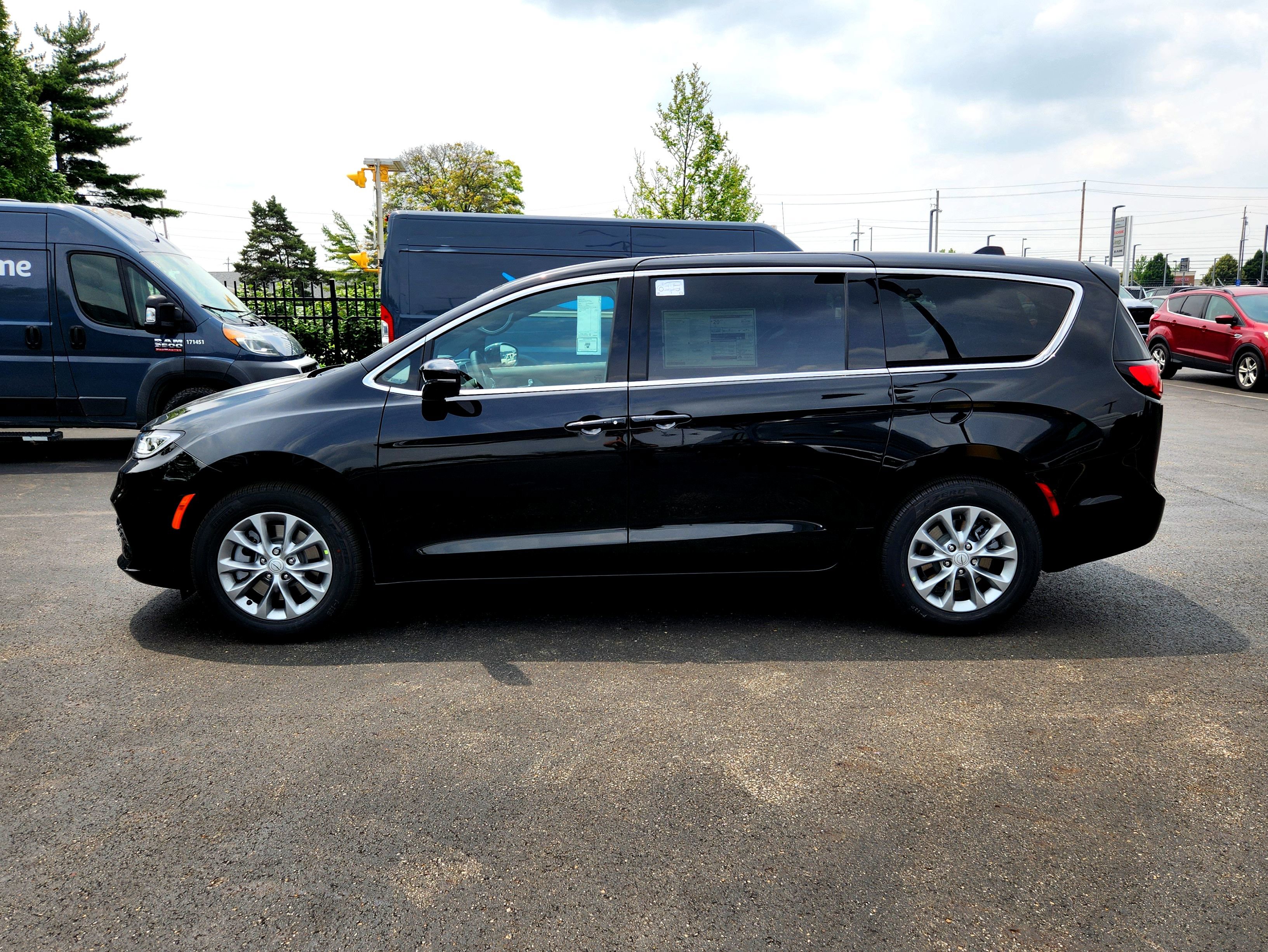 New 2025 Chrysler Pacifica Select w/ Uconnect Theater Family Group image 6