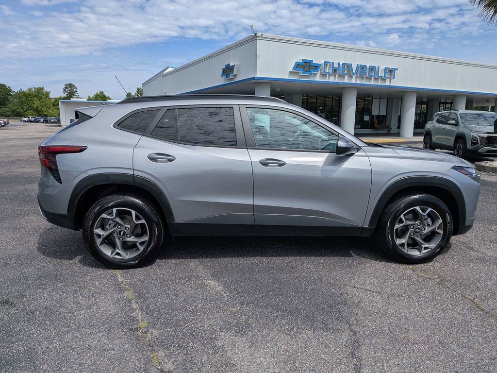 Used 2025 Chevrolet Trax LT FWD image 5