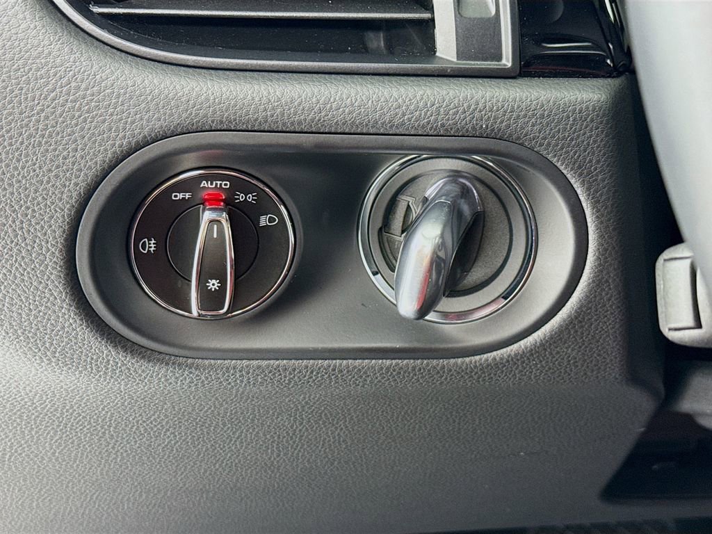 Certified 2025 Porsche Macan image 15