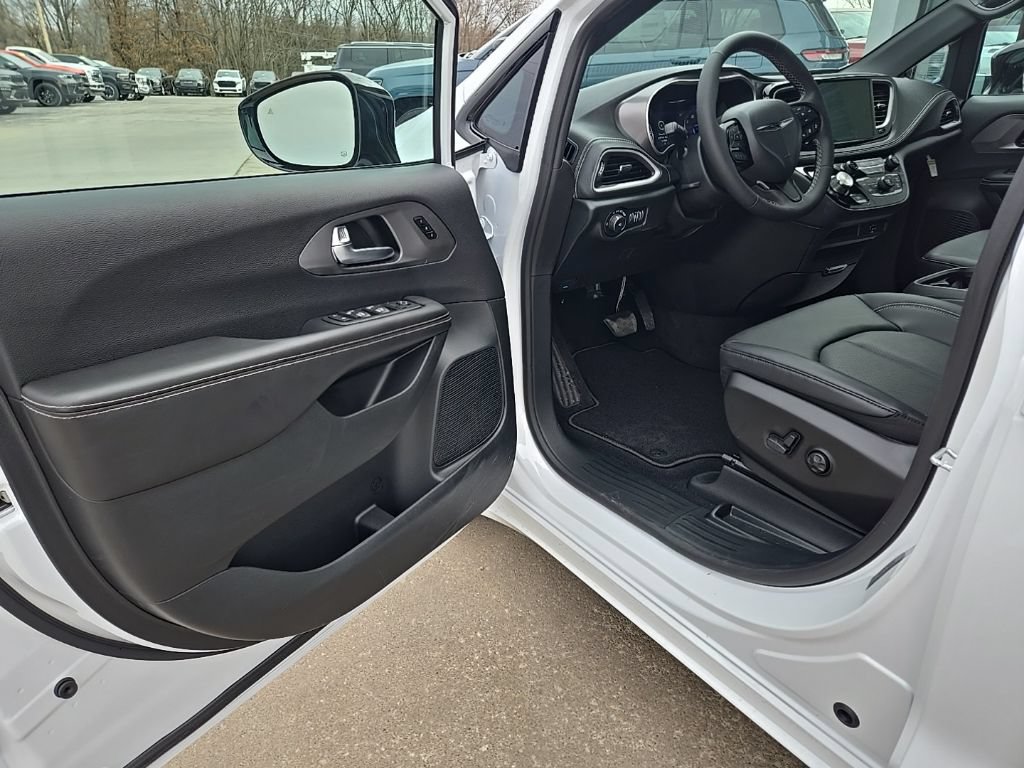 New 2026 Chrysler Pacifica Select w/ S Appearance Package FWD image 27