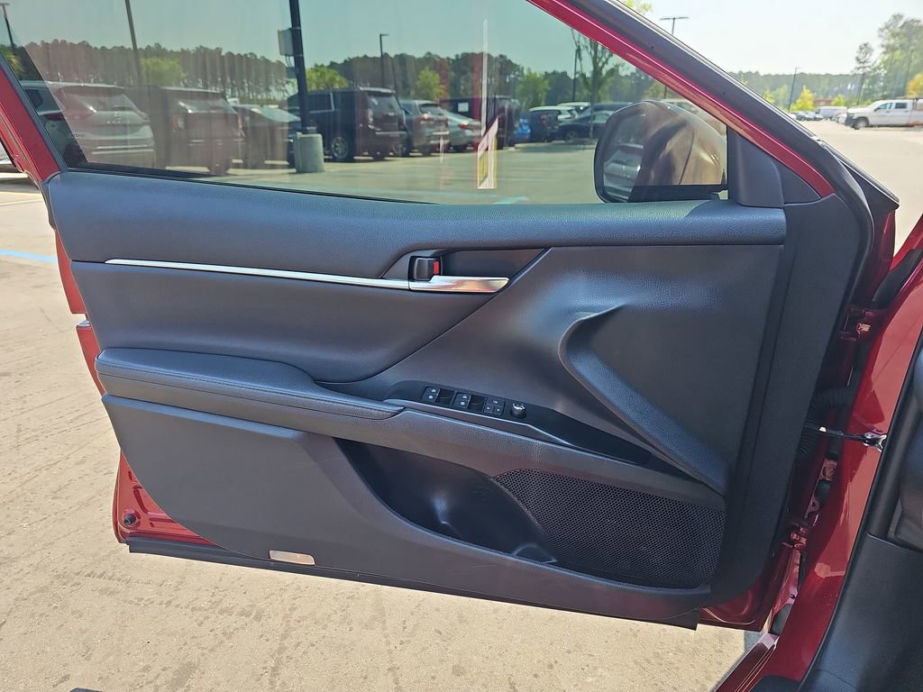 Used 2020 Toyota Camry XLE w/ Navigation Package FWD image 31