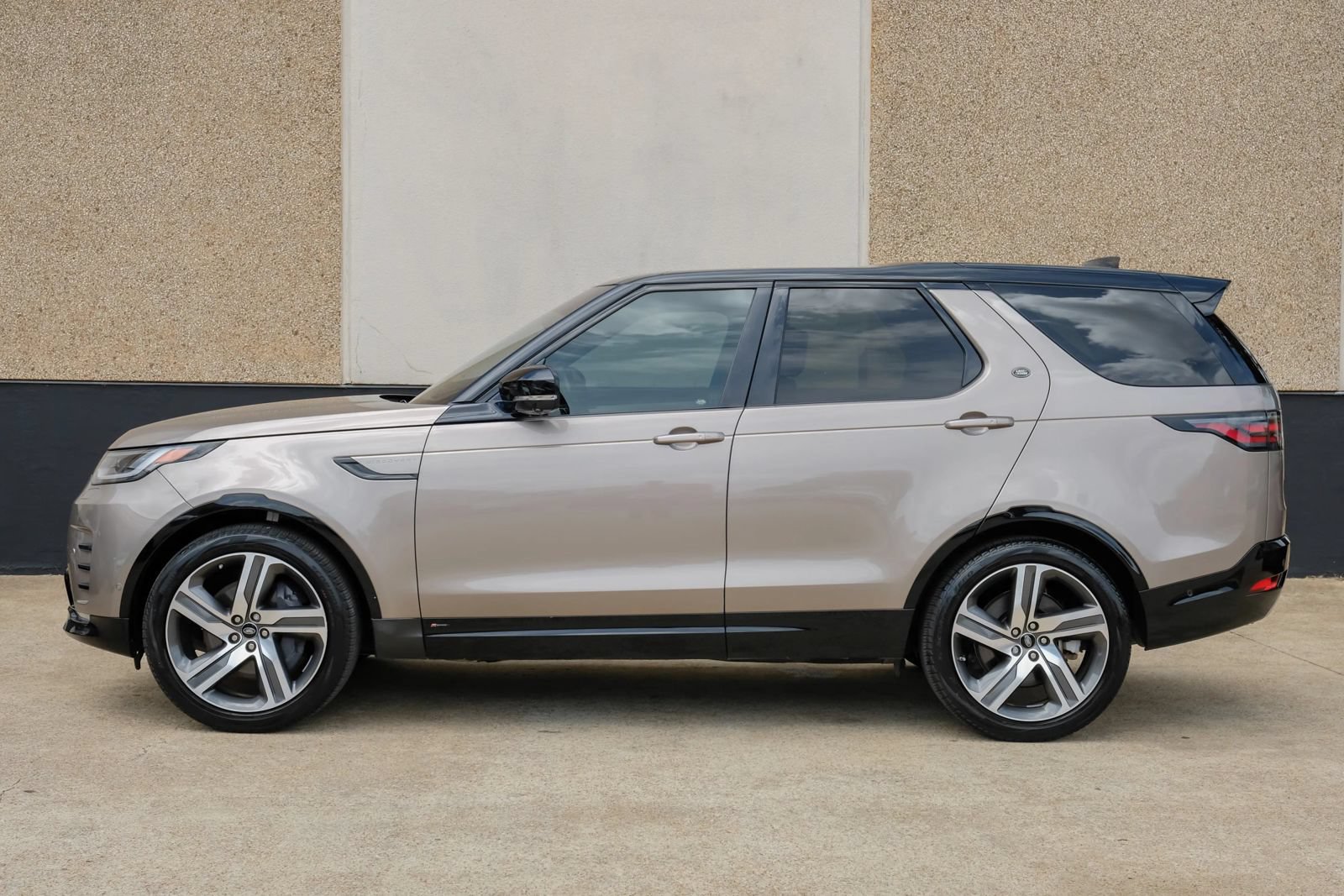 Used 2021 Land Rover Discovery HSE R-Dynamic AWD/4WD image 11