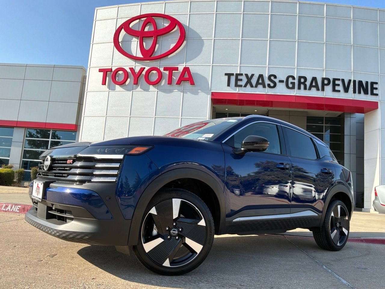 Used 2026 Nissan Kicks SR FWD image 2