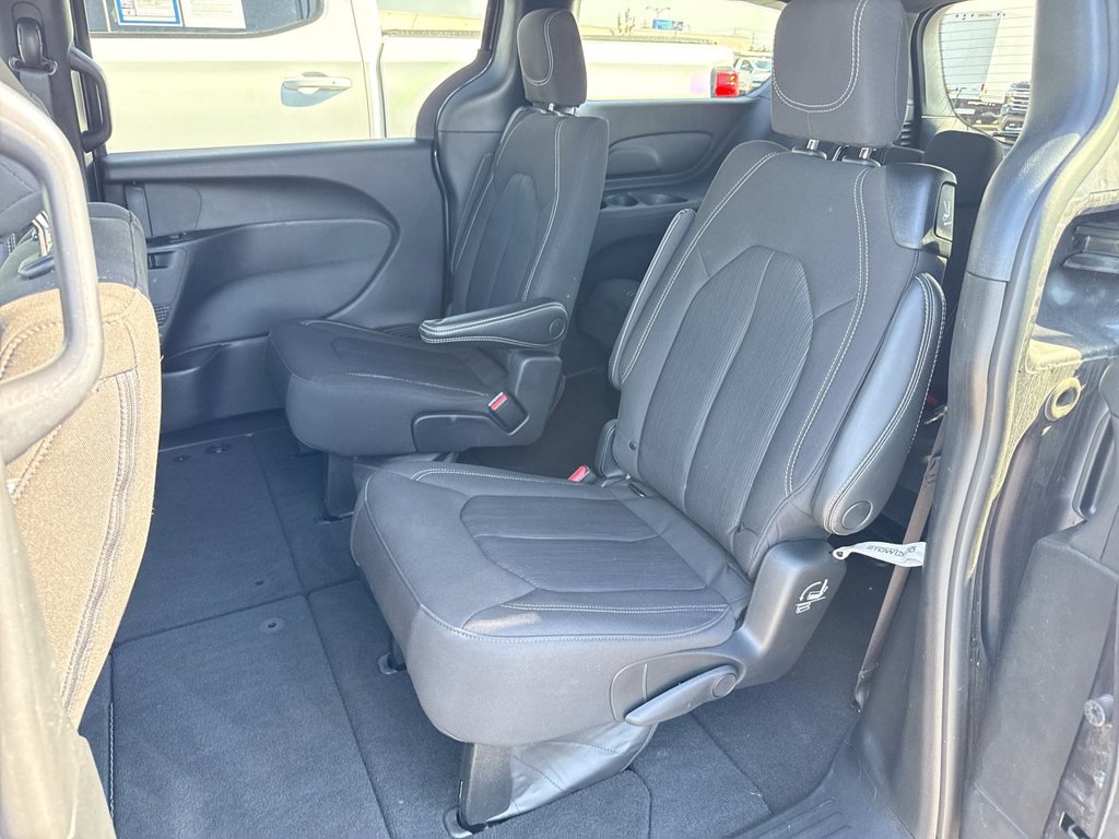 Used 2023 Chrysler Pacifica Touring FWD image 13