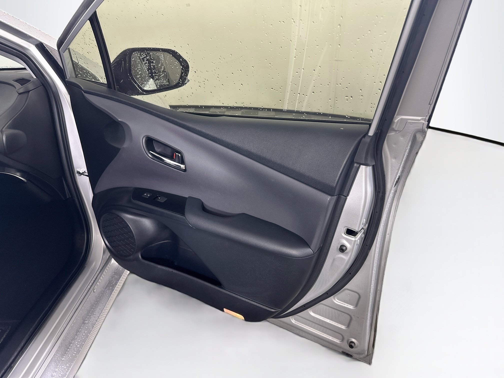 Used 2020 Toyota Prius LE FWD image 31