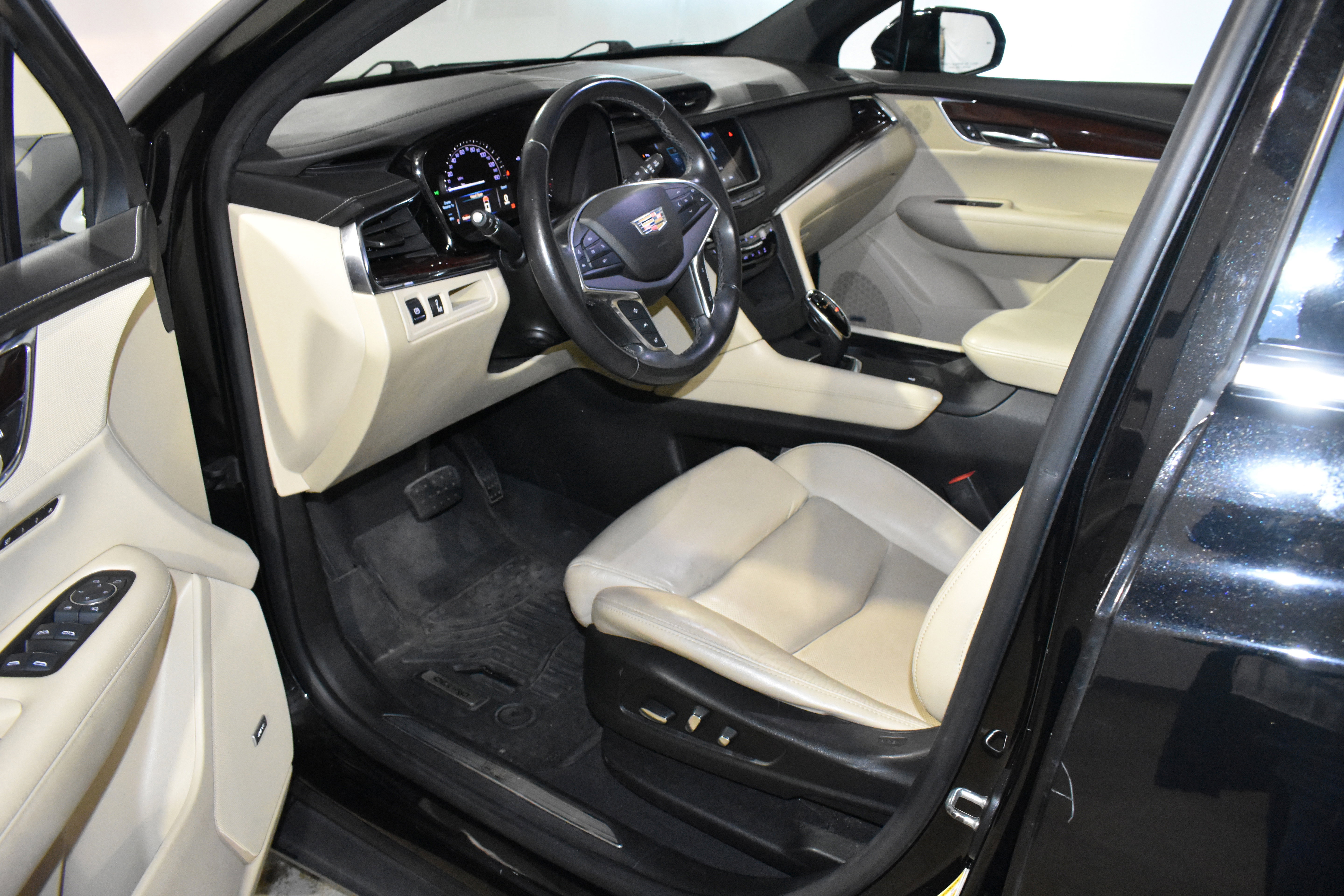 Used 2017 Cadillac XT5 Luxury w/ Driver Awareness Package FWD image 23