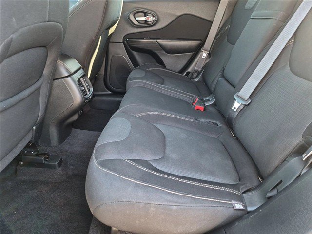 Used 2016 Jeep Cherokee Latitude w/ Cold Weather Group AWD/4WD image 18