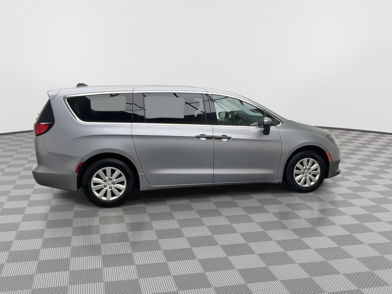 Used 2021 Chrysler Voyager L image 32