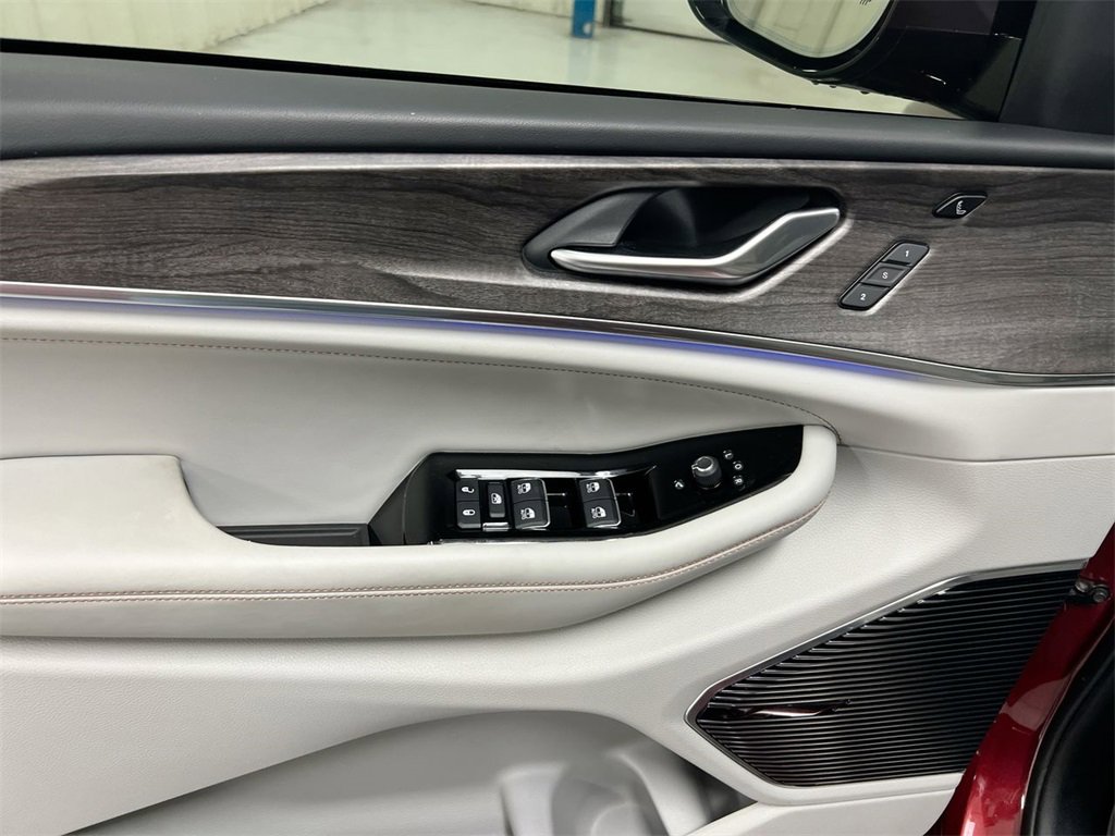 Used 2022 Jeep Grand Cherokee Overland w/ Advanced Protech Group III image 22