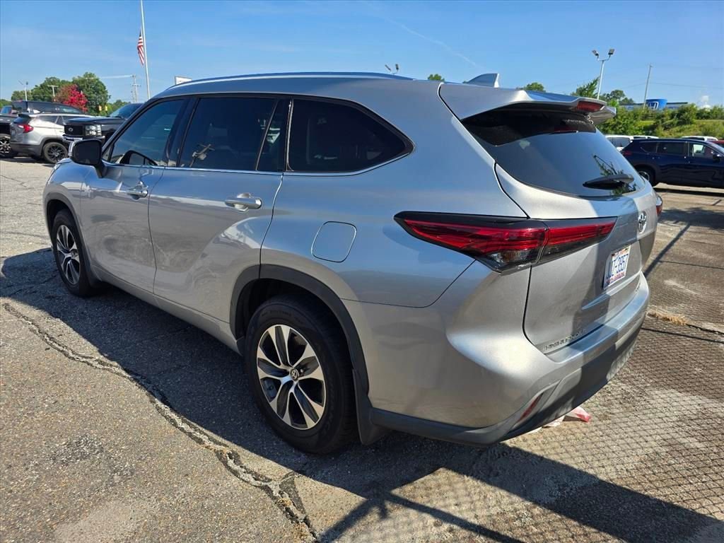 Used 2021 Toyota Highlander XLE AWD/4WD image 12