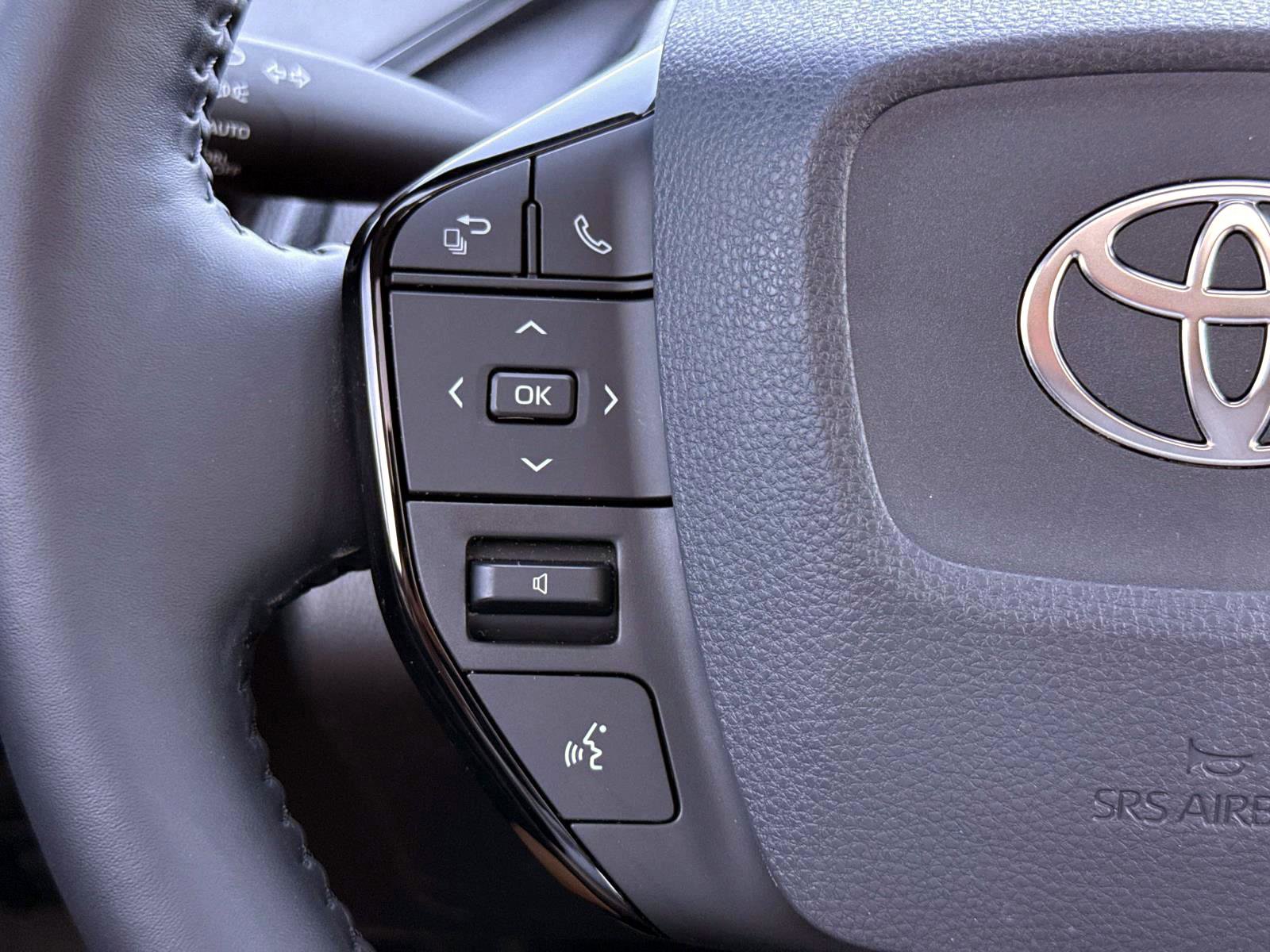 Used 2025 Toyota Prius Limited w/ Limited Premium Package FWD image 31