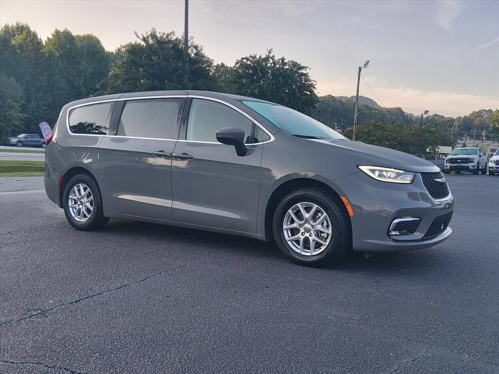 Used 2023 Chrysler Pacifica Touring-L FWD image 2