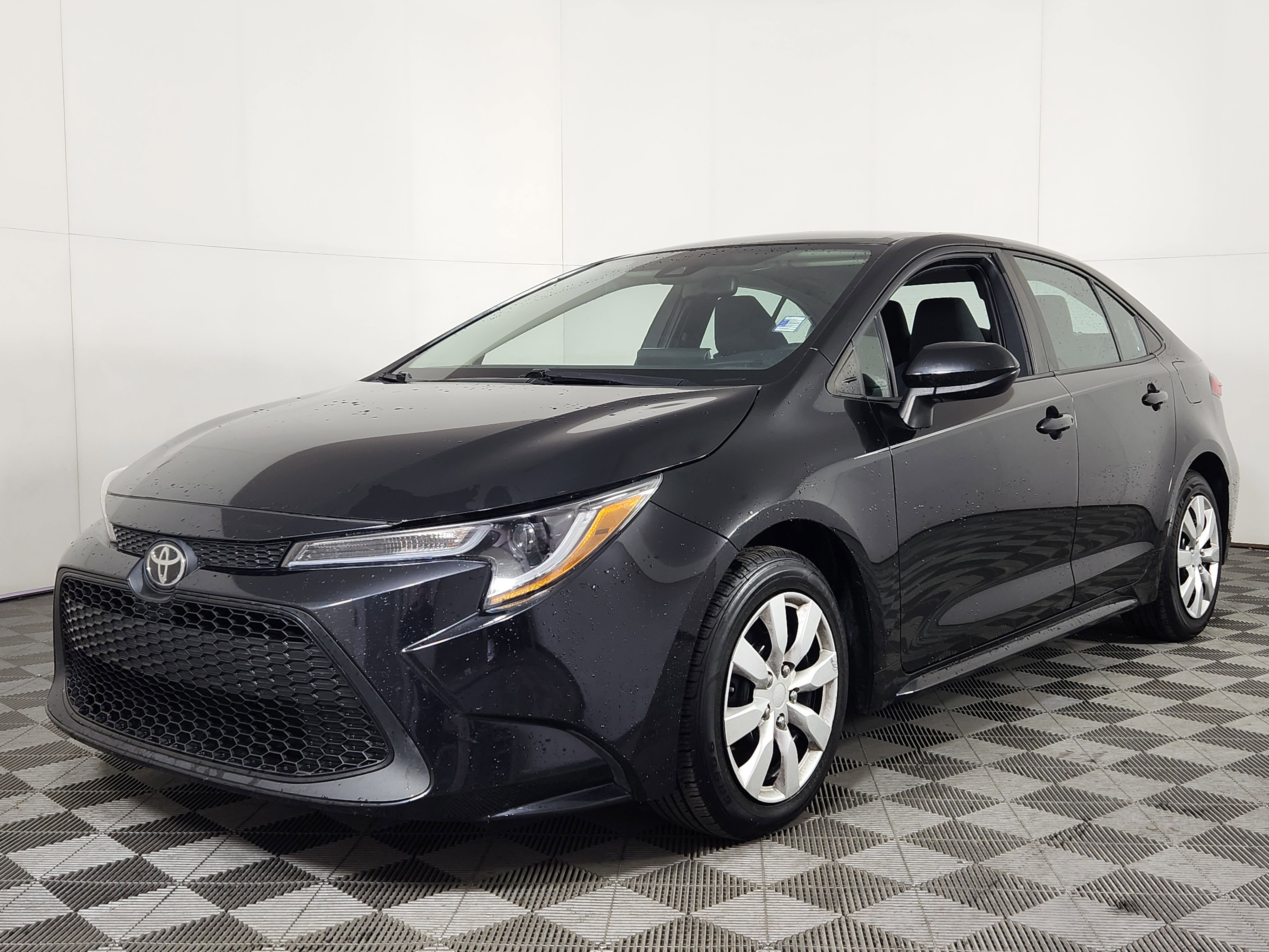 Used 2020 Toyota Corolla LE image 3