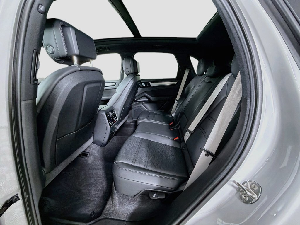Used 2023 Porsche Cayenne Platinum Edition AWD/4WD image 26