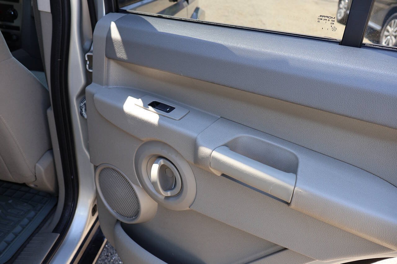 Used 2007 Jeep Commander Sport AWD/4WD image 14