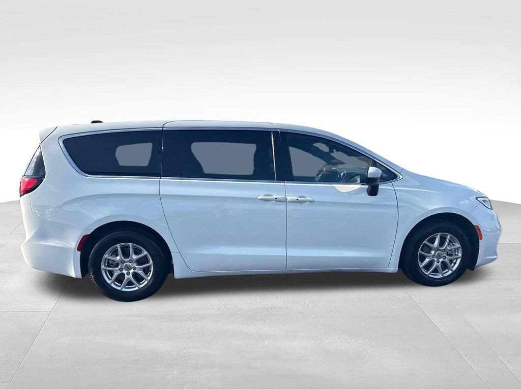 Used 2023 Chrysler Pacifica Touring FWD image 9