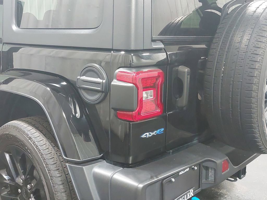 Used 2022 Jeep Wrangler Unlimited Sahara w/ Cold Weather Group image 34