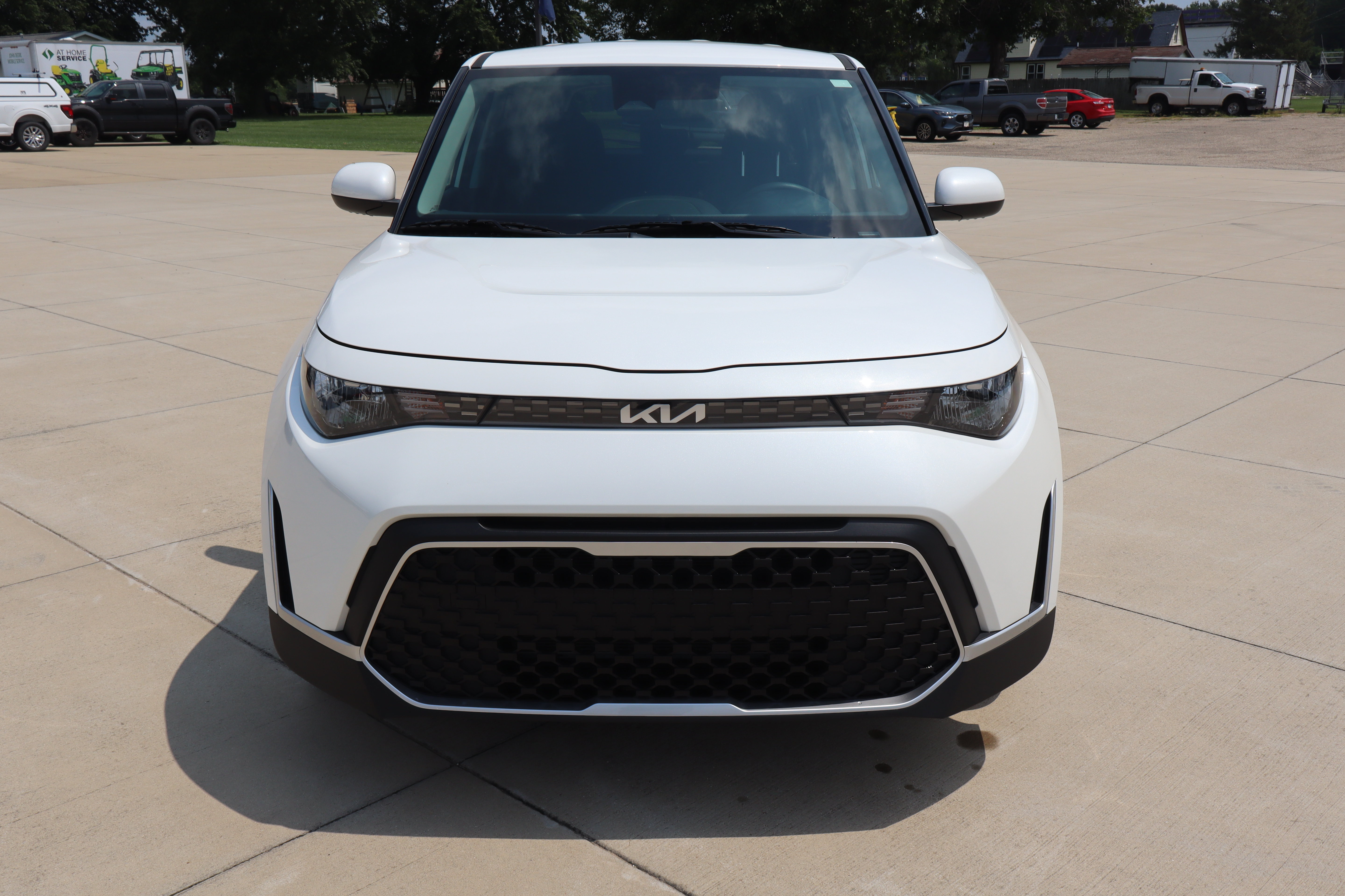 Used 2025 Kia Soul LX w/ LX Technology Package FWD image 2