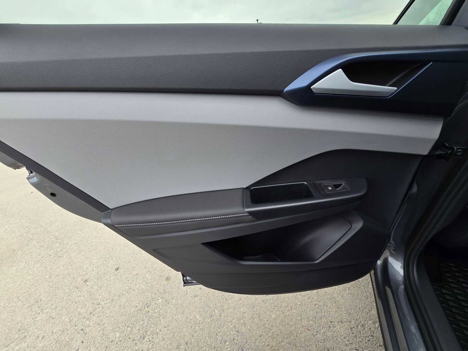 New 2024 Volkswagen Taos SE image 20