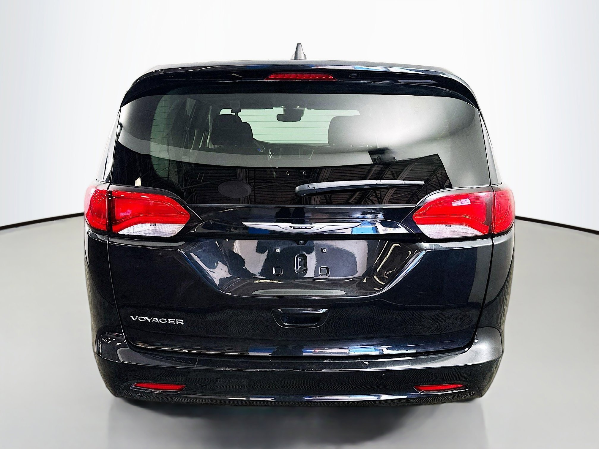 Used 2023 Chrysler Voyager LX image 6