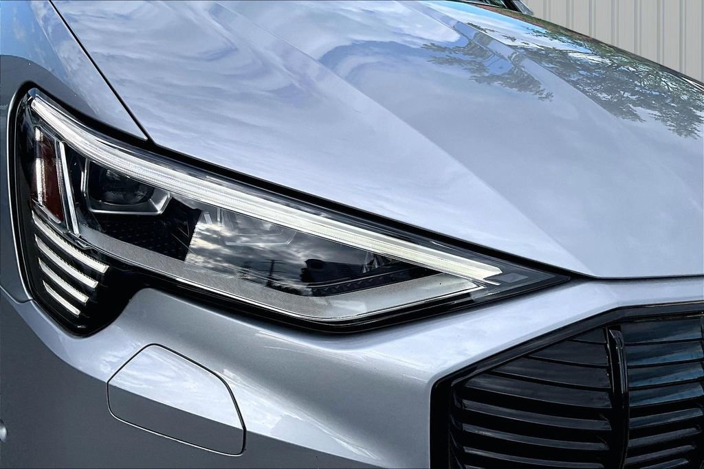 Used 2022 Audi e-tron Premium w/ Convenience Plus Package AWD/4WD image 30