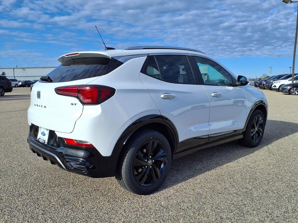 Used 2024 Buick Encore GX Sport Touring image 3