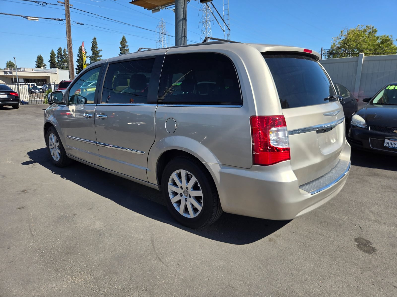 Used 2014 Chrysler Town & Country Touring w/ Driver Convenience Group FWD image 2