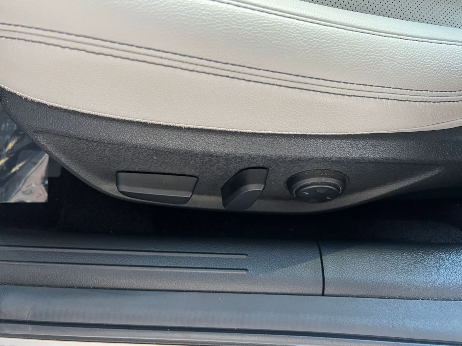 Used 2025 Genesis G70 2.5T image 23