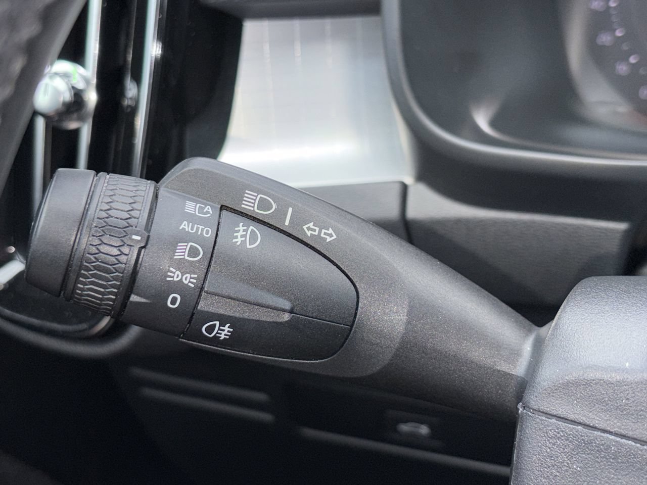 Used 2025 Volvo XC40 B5 Core AWD/4WD image 9