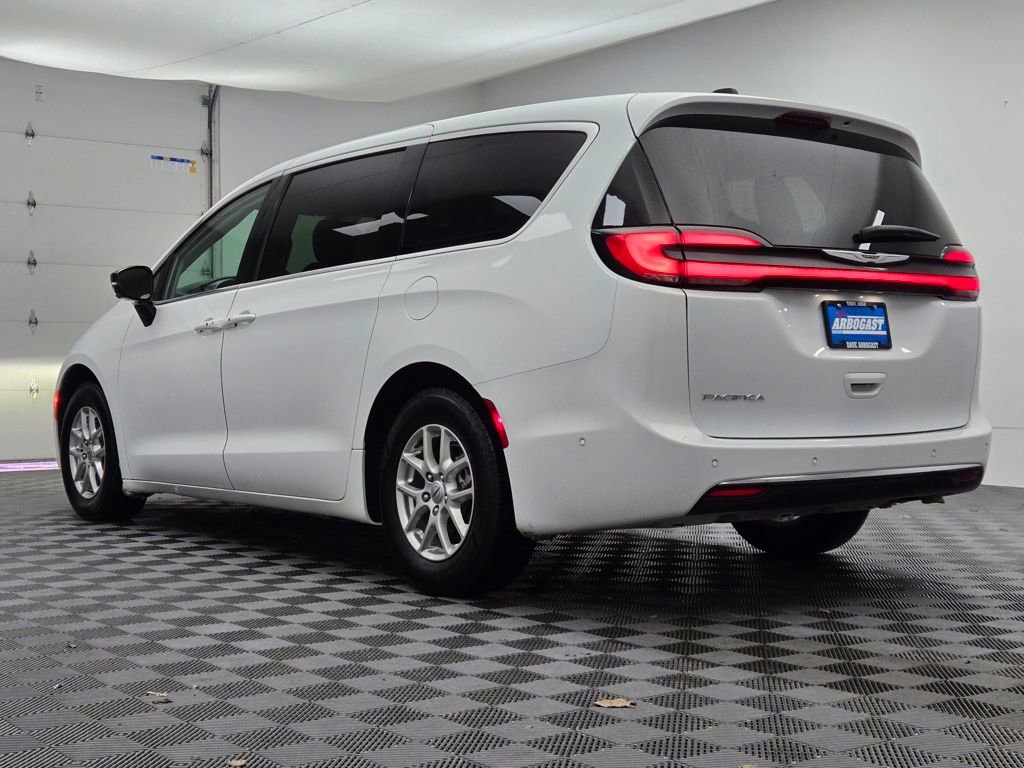 Used 2024 Chrysler Pacifica Touring-L image 12