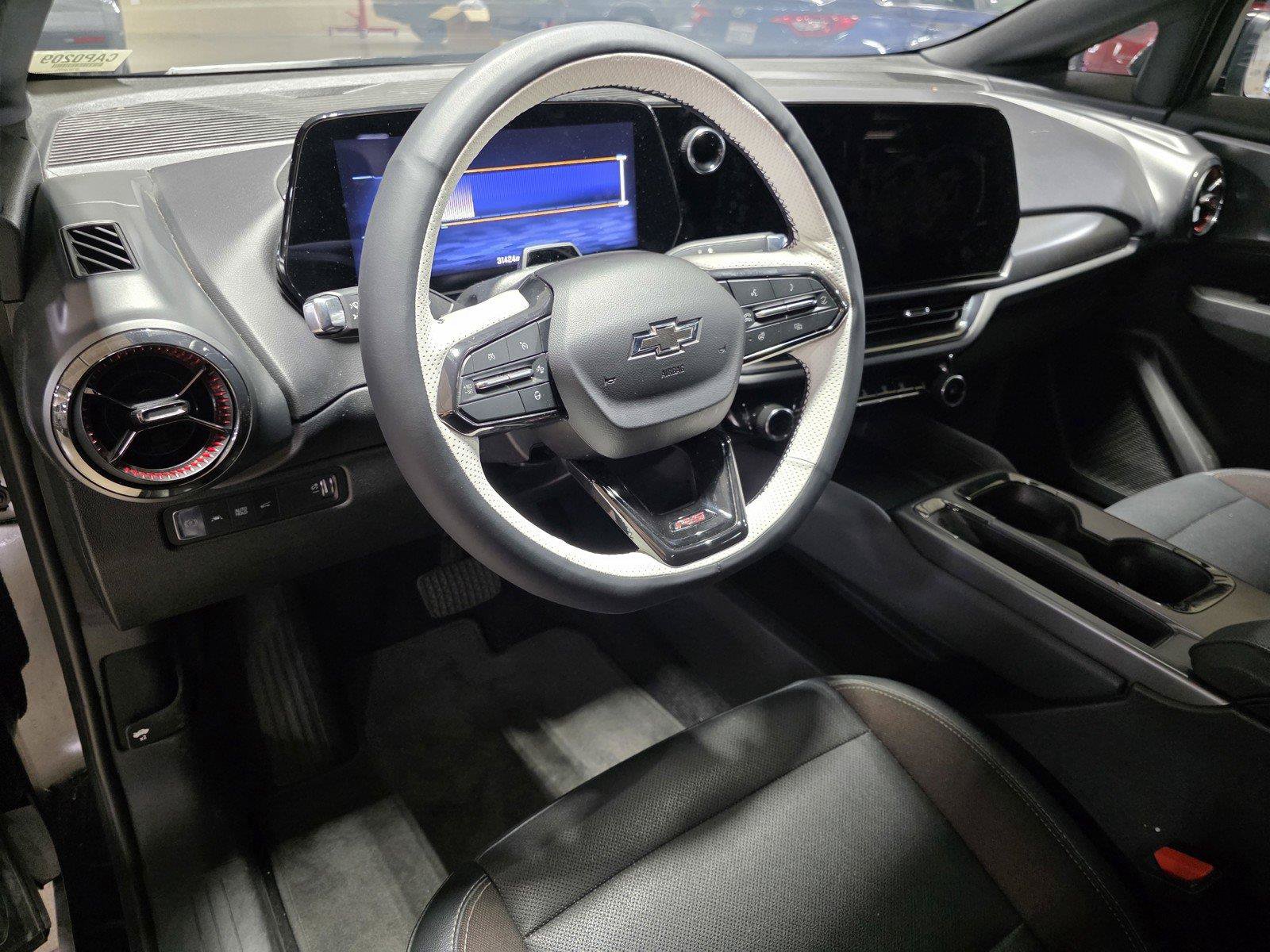 Used 2024 Chevrolet Equinox EV RS FWD image 17