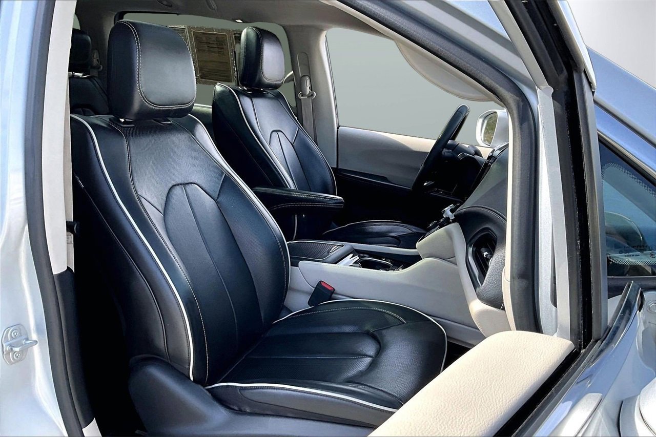 Certified 2022 Chrysler Pacifica Limited image 24