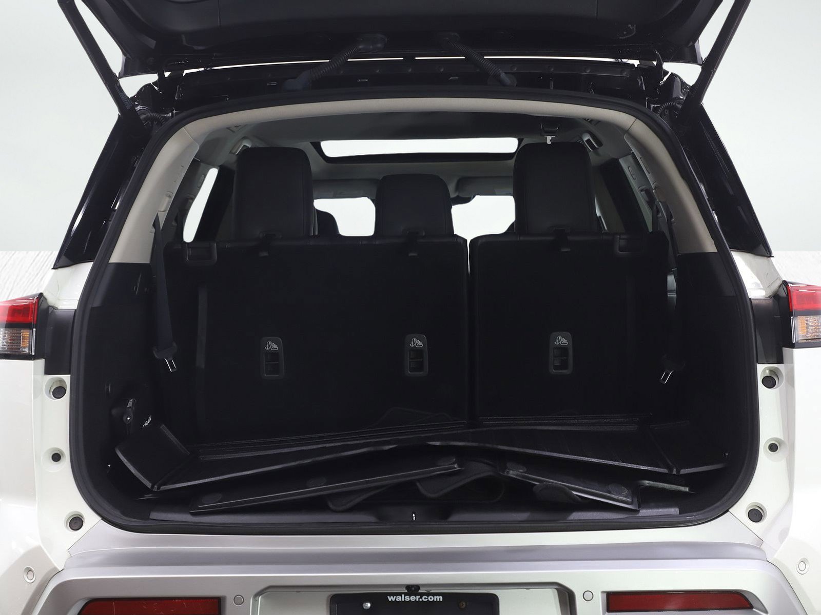 Used 2022 Nissan Pathfinder Platinum w/ Cargo Package image 11