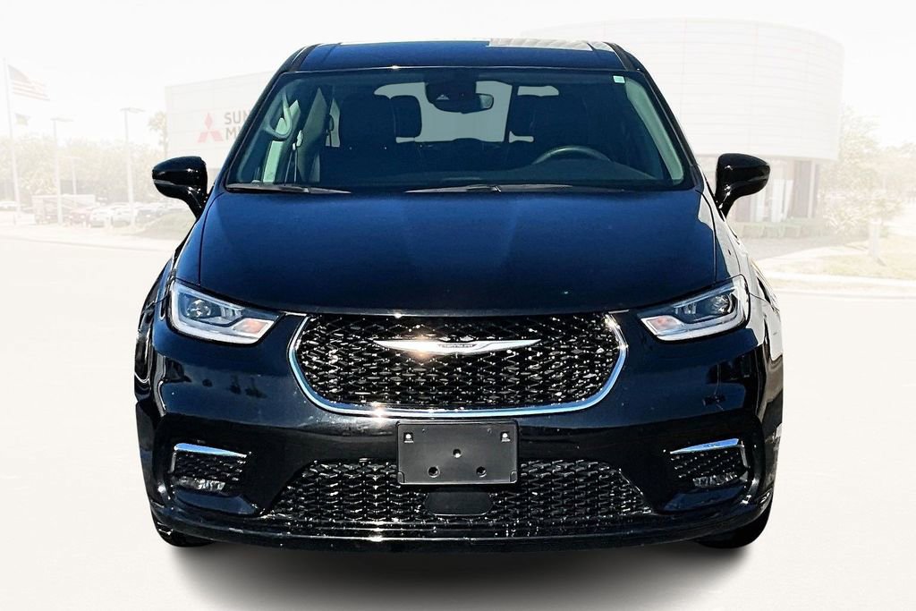 Used 2024 Chrysler Pacifica Touring-L image 2