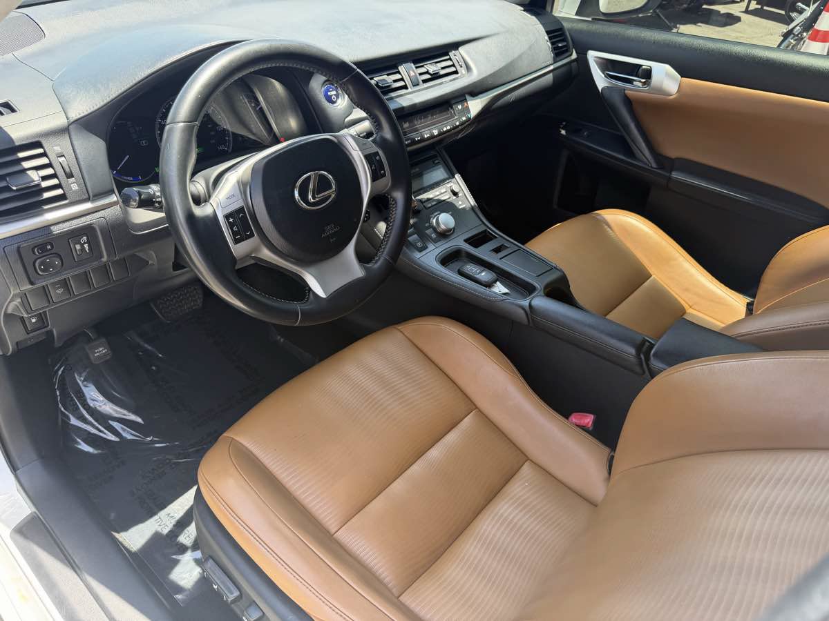 Used 2013 Lexus CT 200h FWD image 10