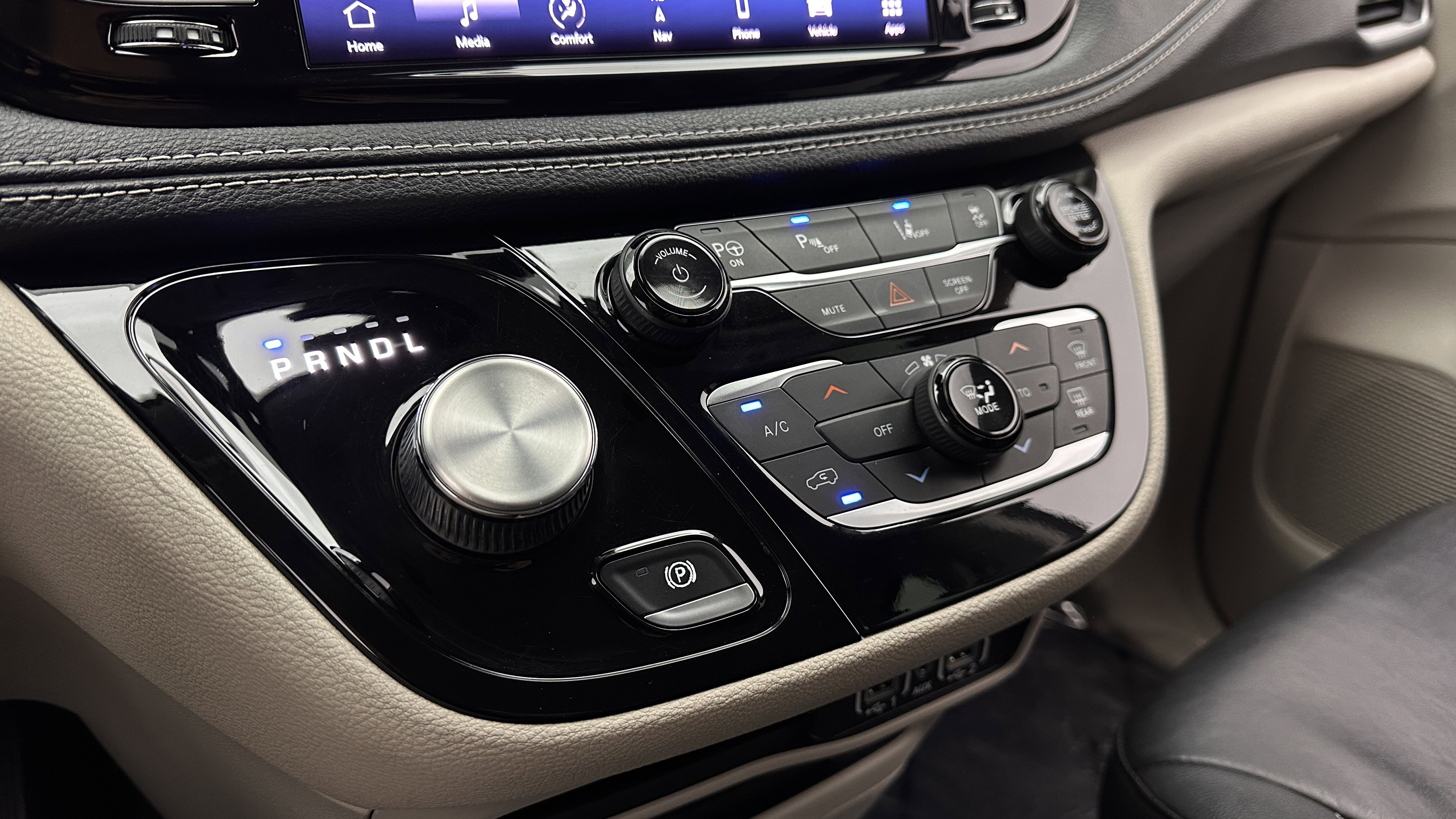 Used 2022 Chrysler Pacifica Touring-L w/ Uconnect Theater Family Group FWD image 16
