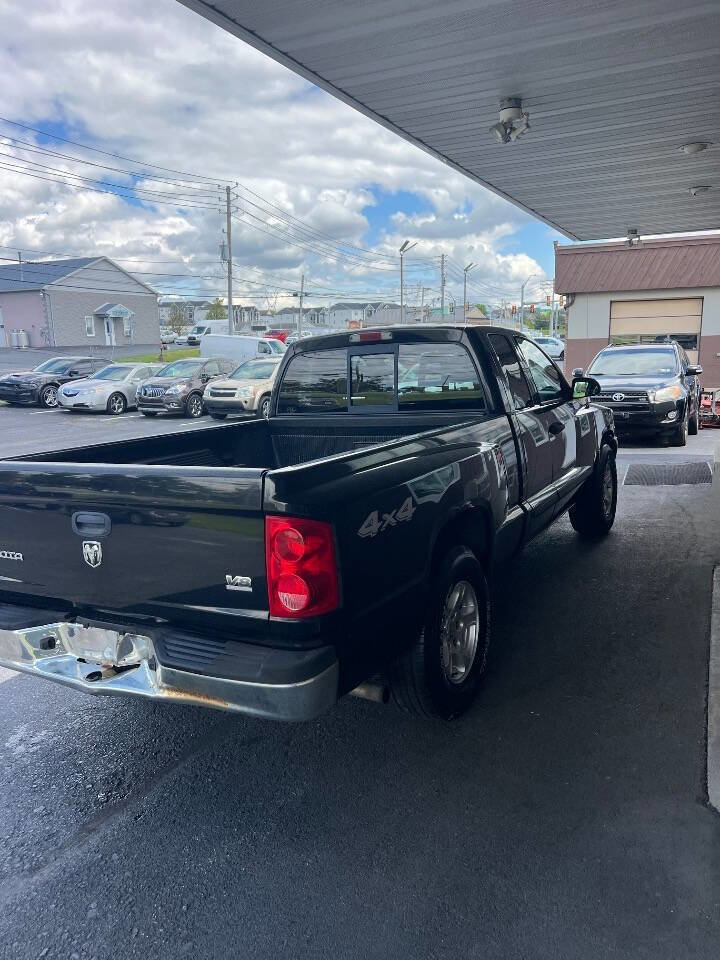 Used 2005 Dodge Dakota SLT w/ Interior Convenience Group AWD/4WD image 3