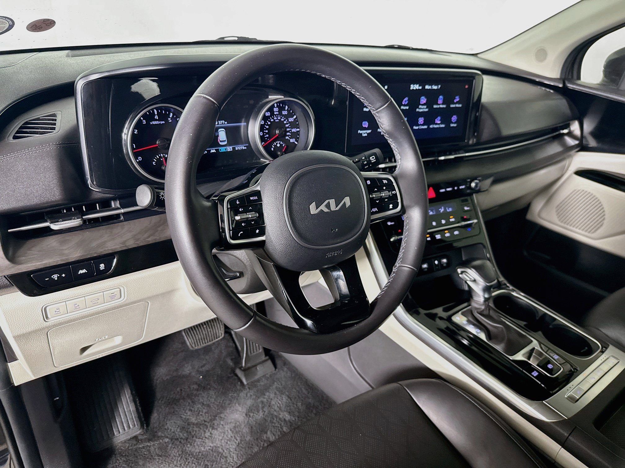 Used 2023 Kia Carnival EX FWD image 8