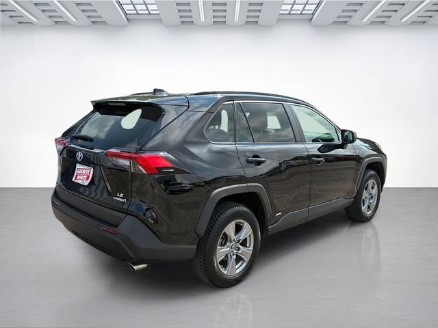 Used 2022 Toyota RAV4 LE AWD/4WD image 4