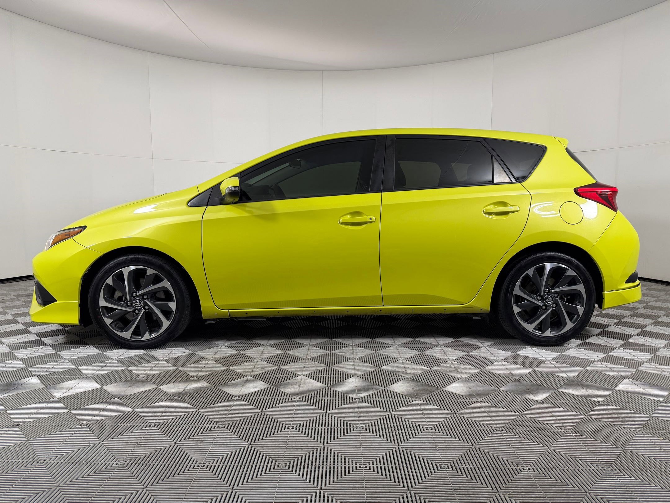 Used 2018 Toyota Corolla iM w/ Carpet Mat Package (TMS) FWD image 2