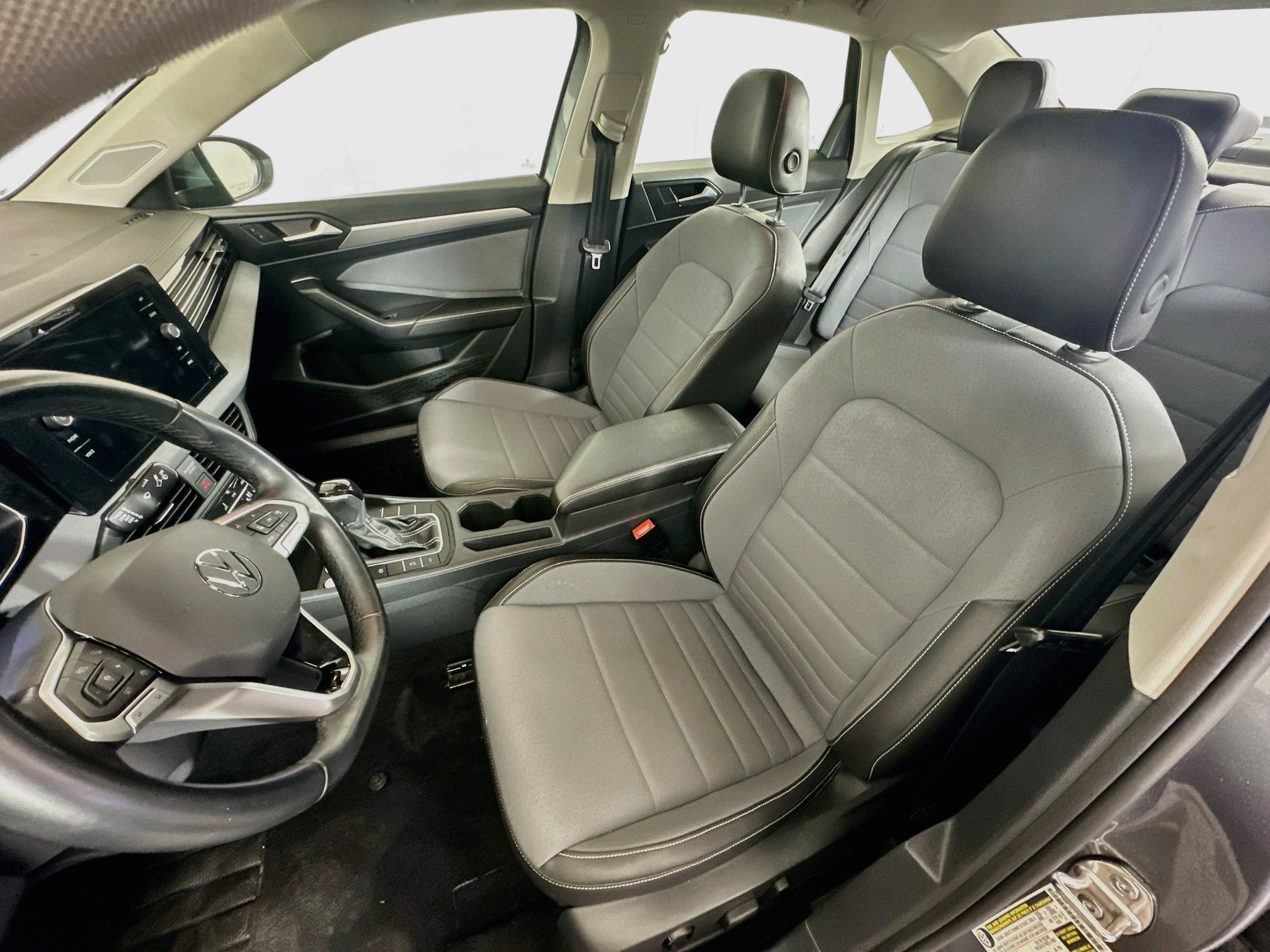 Used 2025 Volkswagen Jetta SE FWD image 13