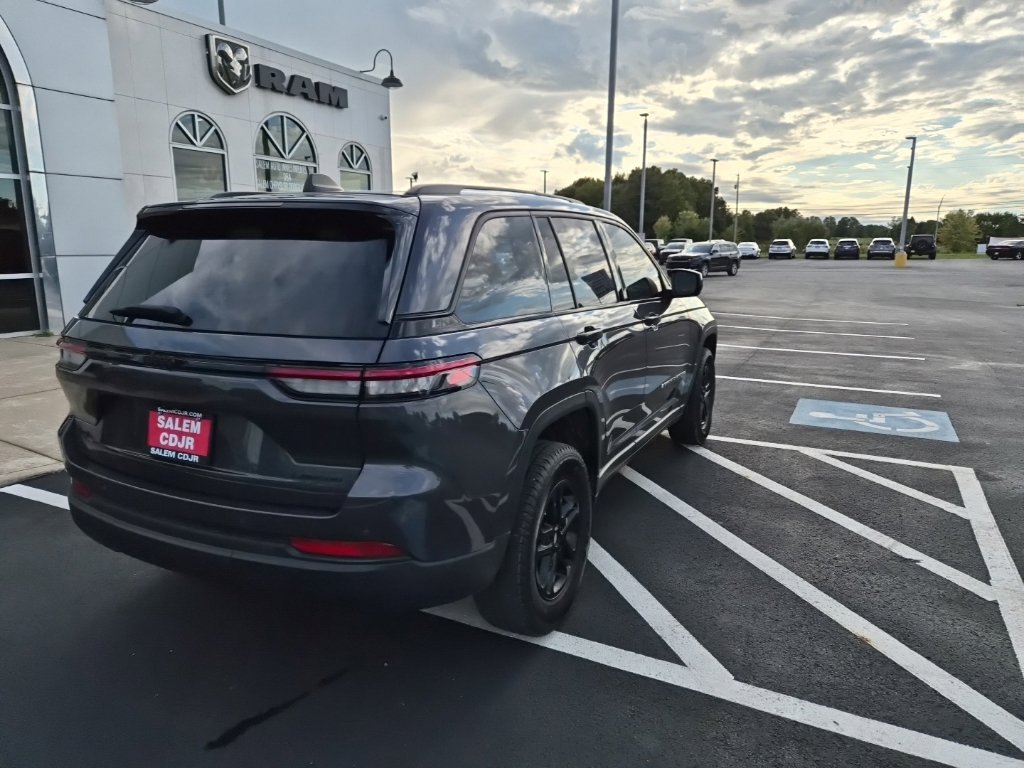 Used 2024 Jeep Grand Cherokee Laredo AWD/4WD image 4
