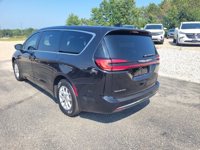 Used 2023 Chrysler Pacifica Touring FWD image 8
