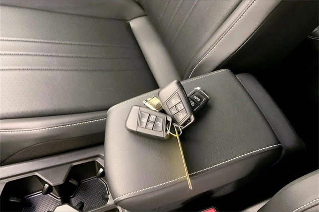 Used 2023 Volkswagen Tiguan SE image 11