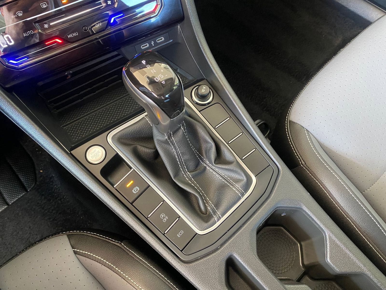 Used 2025 Volkswagen Jetta SE image 43