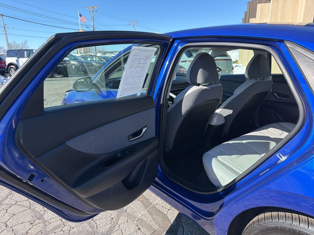 Used 2023 Hyundai Elantra Limited image 34