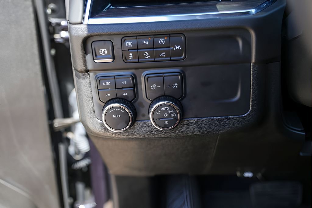 Used 2025 Chevrolet Suburban Z71 AWD/4WD image 15